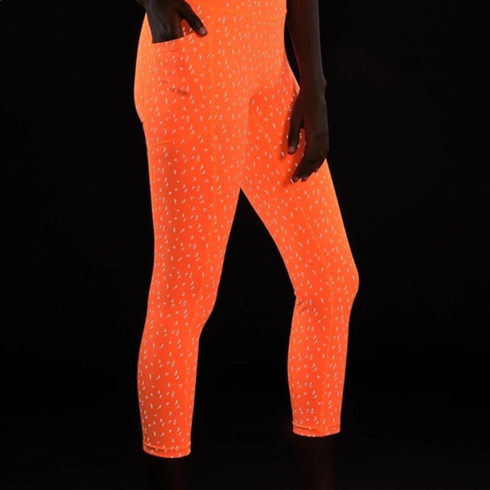 Oiselle Firecracker Reflective 3/4 Tights in super fun orange bird print! ExCond